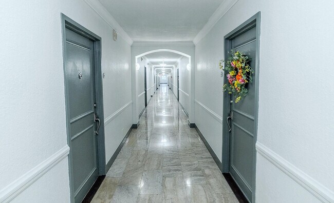 Building Photo - 2900 NE 30th St