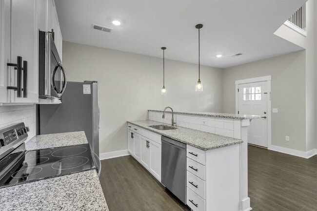 Building Photo - Modern 2BD, 2.5BA Townhouse with Large Loft in Travelers Rest