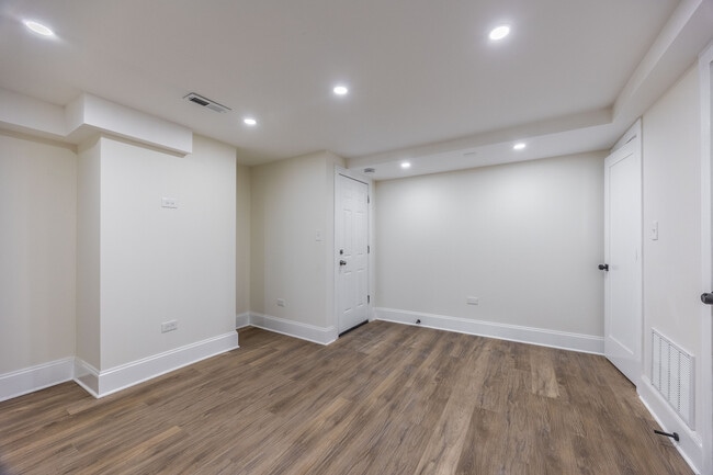 Building Photo - 4638 N Hamilton Ave