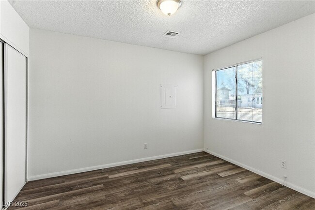 Building Photo - 215 Zinc St