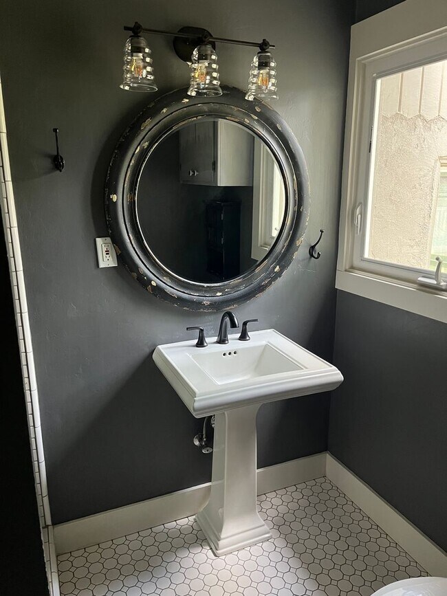Building Photo - Charming 3-Bed, 2-Bath Home with Oversized...