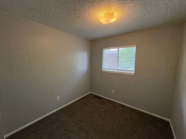Building Photo - 405 Loma Linda Dr