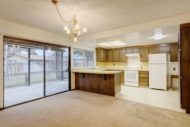 Building Photo - Charming Residence in a Prime Location 3bed/2bath - Shop Not Included