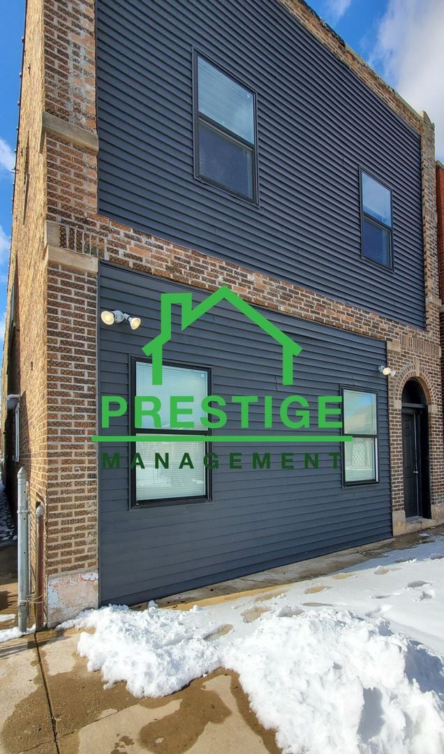 Building Photo - Updated 3 Bedroom Apartment