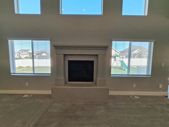 Building Photo - Spacious 6 Bed, 3.5 Bath Home in Clinton, UT