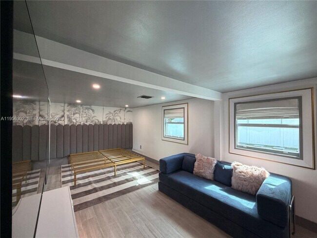 Building Photo - 1532 N Andrews Ave