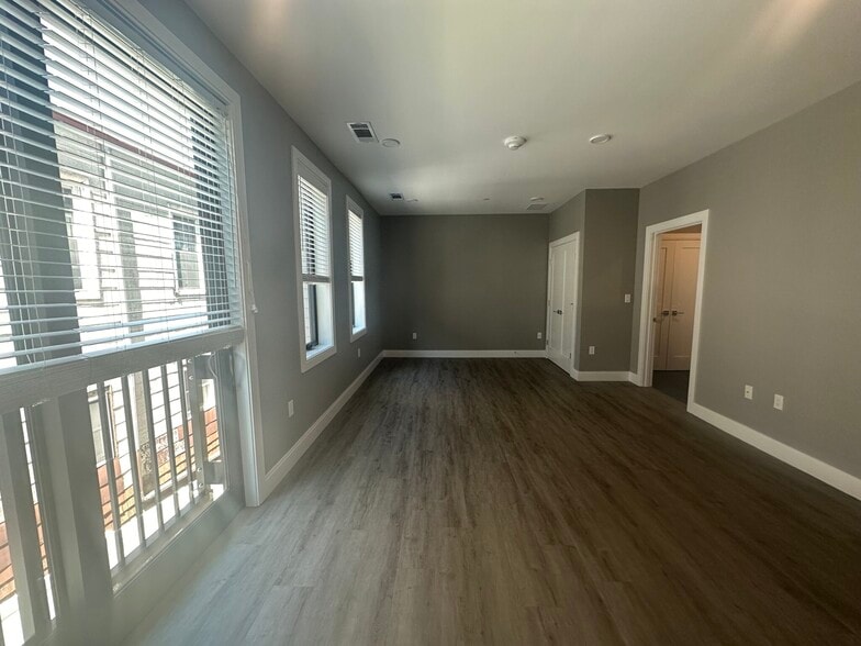 Building Photo - 656 Saratoga St