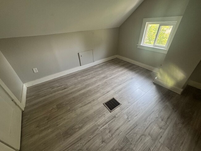 Building Photo - Single Family Home 4 Bedroom and 1 Bath