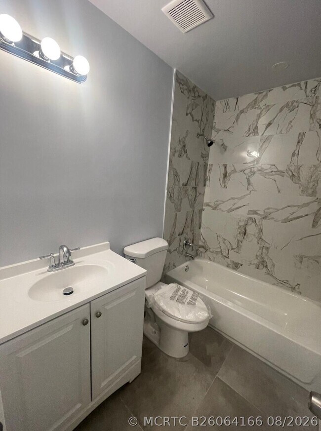 Building Photo - 780 NE 46th Ct