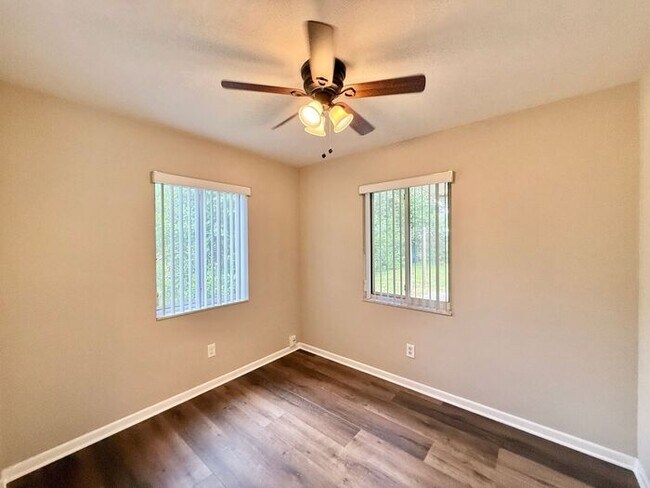 Building Photo - Cute 3/2 Home in Deltona!
