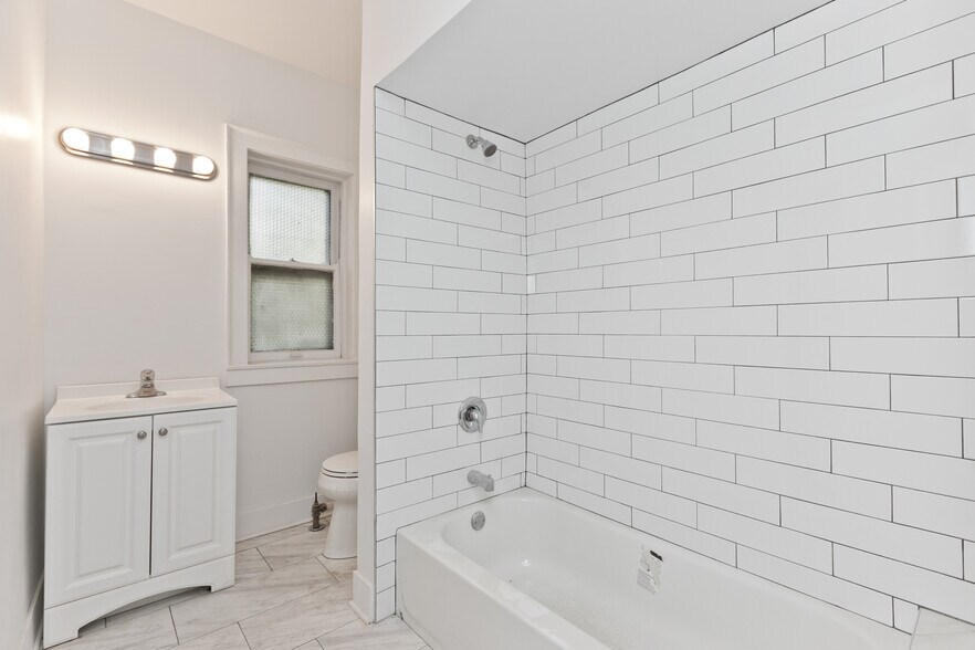 Building Photo - 1317 W Albion Ave