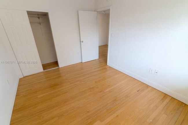 Building Photo - 7207 Bay Dr