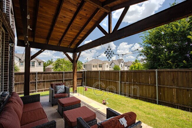 Building Photo - 8701 Fairway Ln