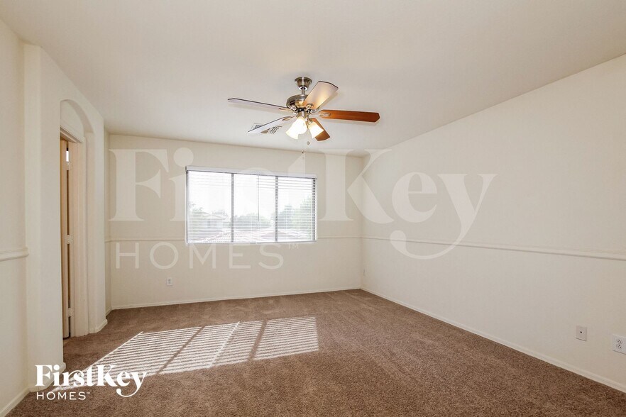 Building Photo - 5157 W Laurel Ave