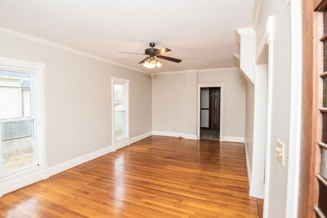 Building Photo - 3 bed 1.5 bath Downtown Valparaiso Home
