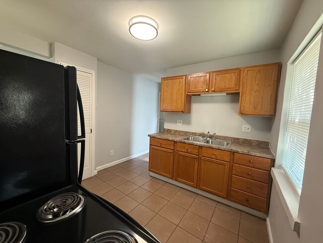 Building Photo - 636 S Wheatland Ave