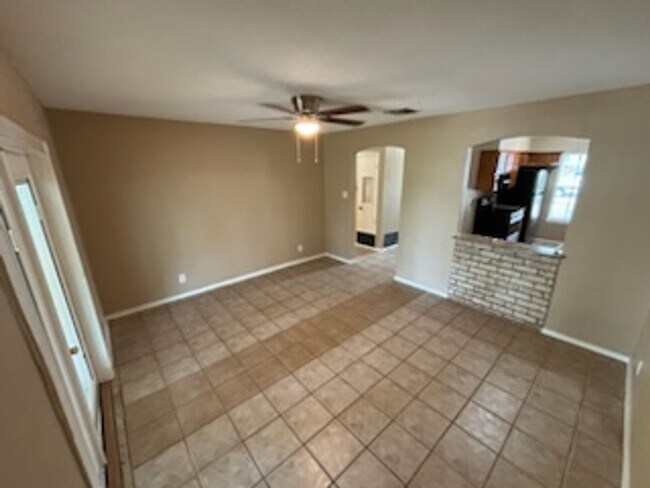 Building Photo - Inside loop 410/ Single story