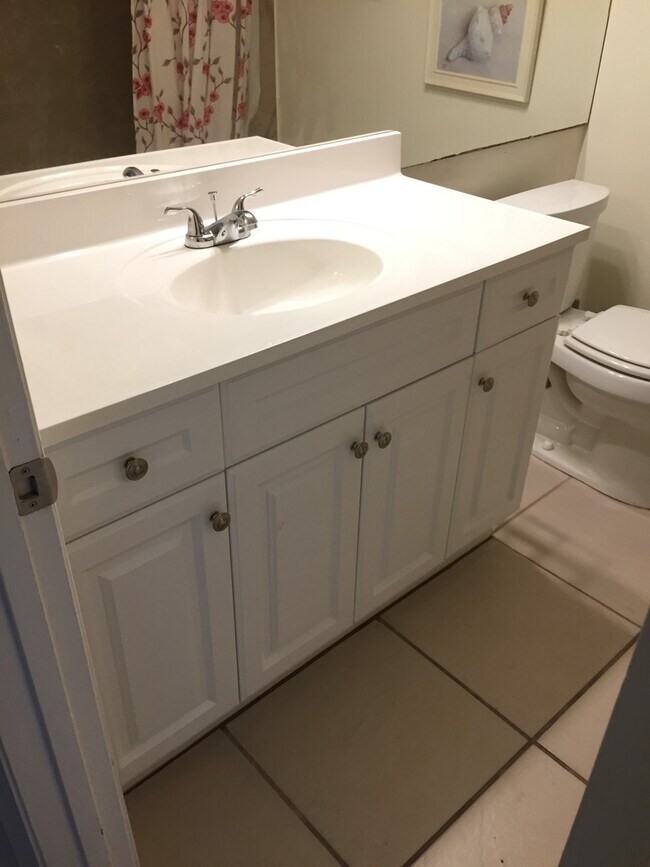 Building Photo - Fully Furnished 1BR/1BA Condo Just 3 Block...
