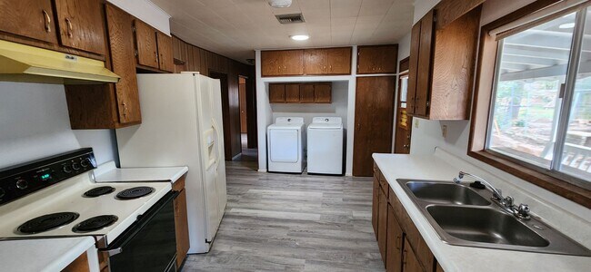 Building Photo - Mountain Chalet Home Available Now!