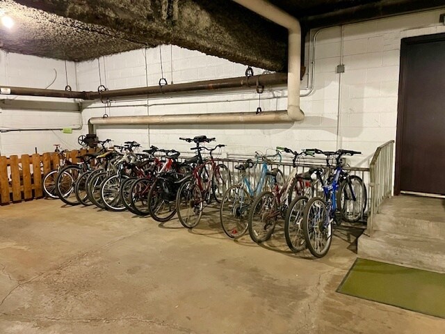 Building Photo - 960 S River Rd