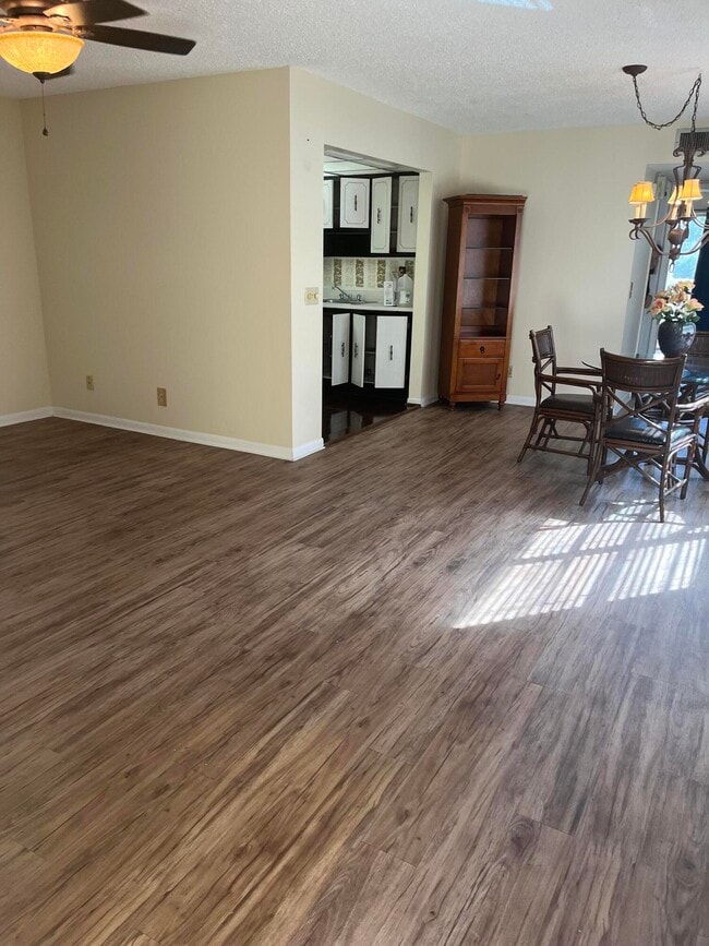 Building Photo - 522 Capri K