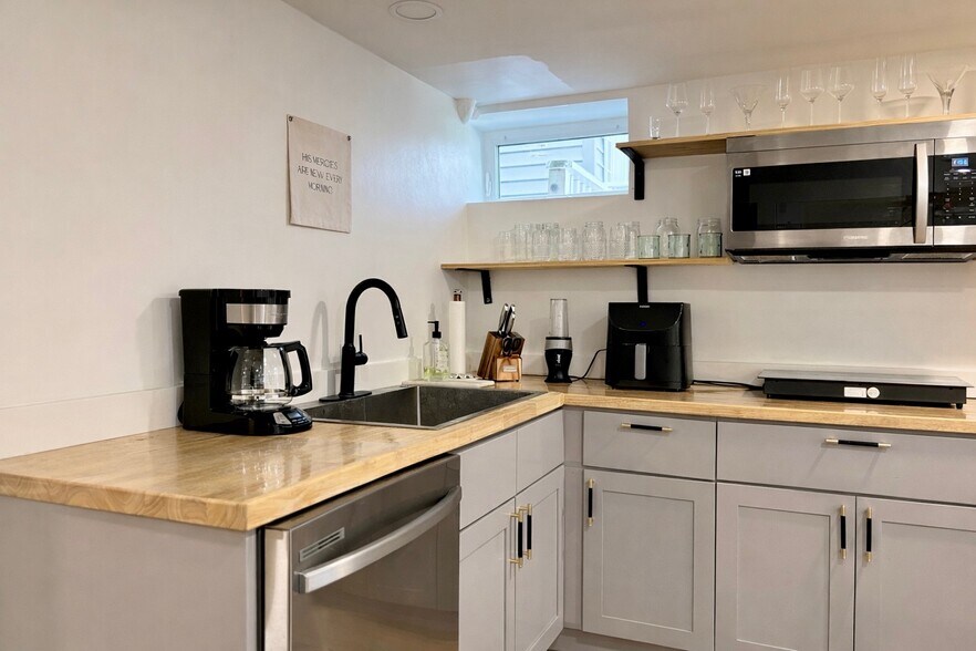 Building Photo - 6540 Windham Ave