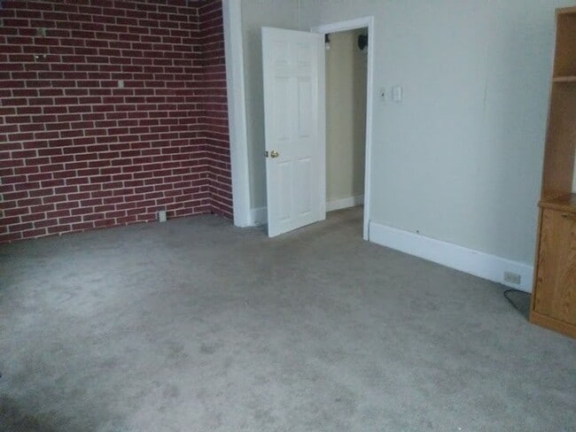Building Photo - 131 Dorman St