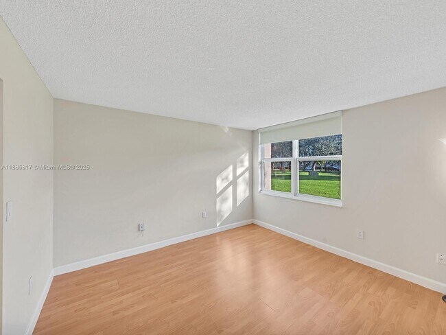 Building Photo - 9451 Evergreen Pl