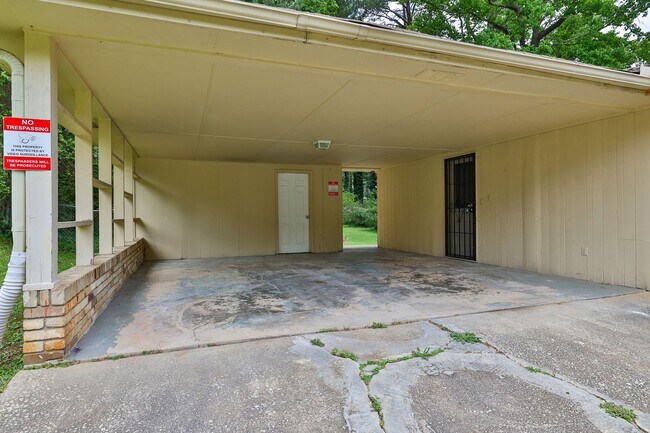 Building Photo - 1260 Shore Dr SW