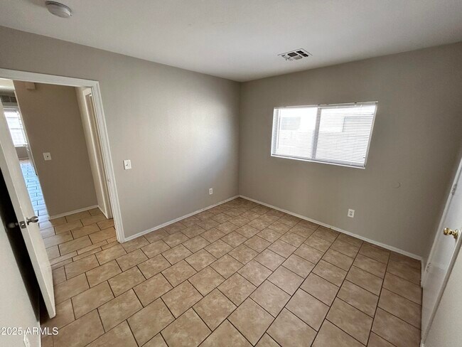 Building Photo - 11613 W Bloomfield Rd