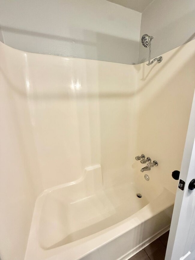 Building Photo - Newly renovated 2-bed/2-bath