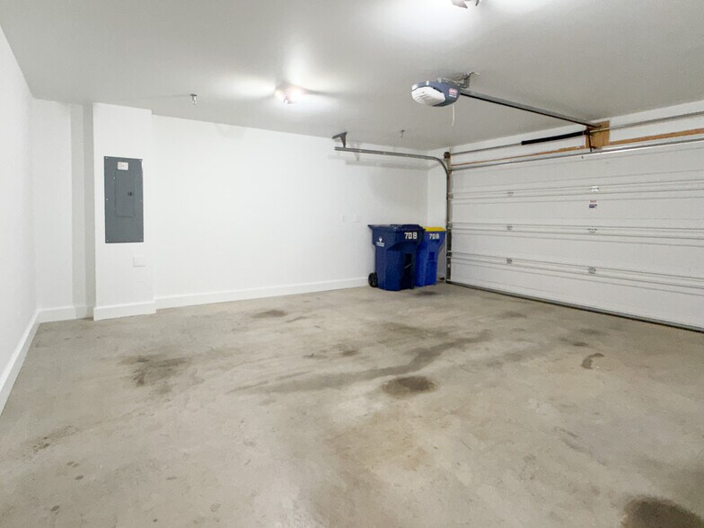 Building Photo - 708 Mayer Pl