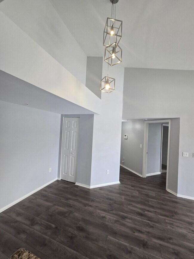 Building Photo - 1400 Crestwood Ct S