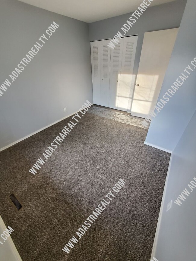 Building Photo - Updated 2 Bed 1 Bath Overland Park Duplex-...