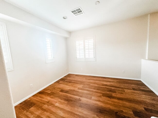Building Photo - Beautiful 4 bedroom 3 bath plus loft home in the Vistas in Summerlin!