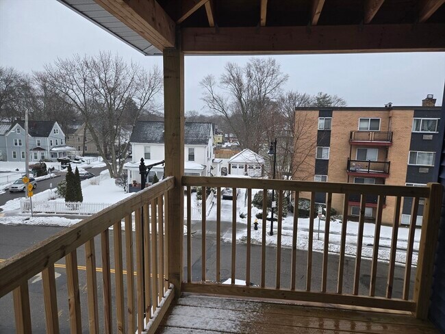 Building Photo - 715 River St