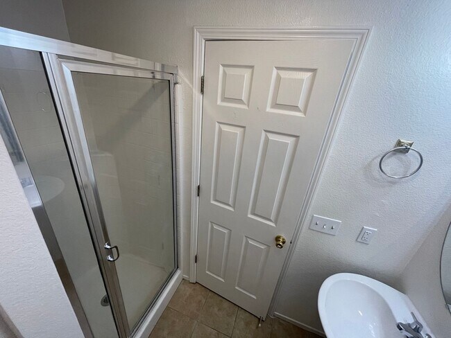 Building Photo - Wonderful Home Close to Shopping and Public Transportation.