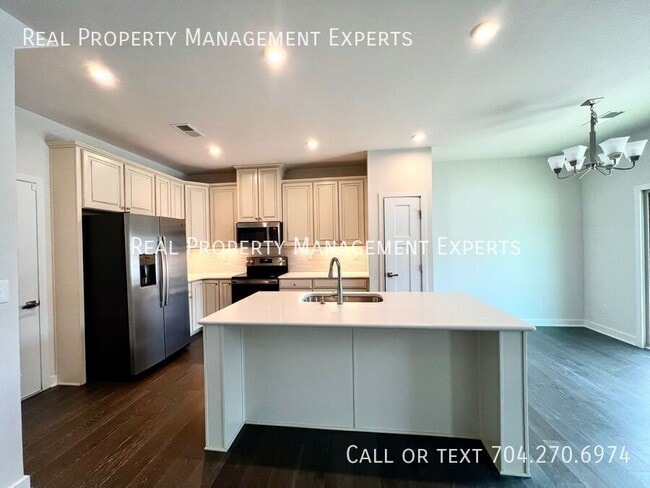 Building Photo - 135 Beacon Dr