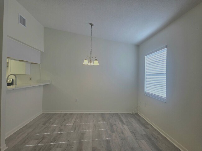 Building Photo - 1902 Crystal Grove Dr