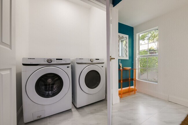 Building Photo - 5624 Eastside Ave