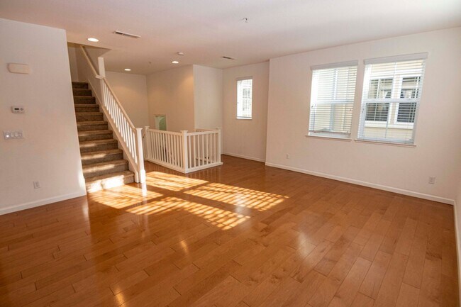 Building Photo - 947 Kestral Way