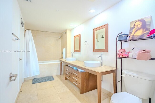 Building Photo - 495 Brickell Ave