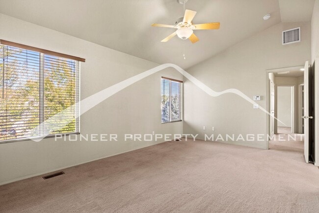 Building Photo - Beautiful 4-bedroom, 3.5-bath home with oversized 2 car garage, AC and enclosed back yard