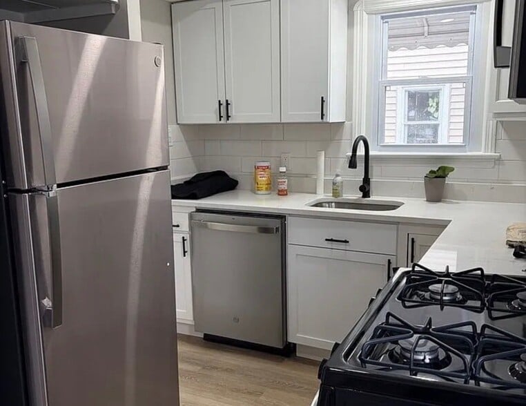 Building Photo - 404 W Cunningham St