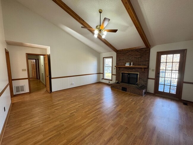 Building Photo - Available to Show