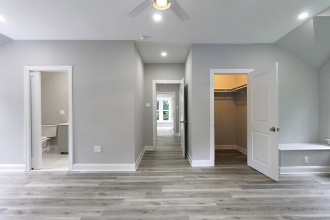 Building Photo - 5925-31 Devon Pl