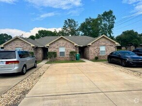 Building Photo - Charming 2-Bed, 2-Bath Townhouse in Fort W...