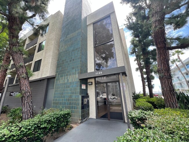 Building Photo - Oceanfront Top-Floor Condo – 1 Bed, 1 Bath...