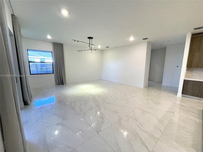 Building Photo - 11181 SW 92nd Ave