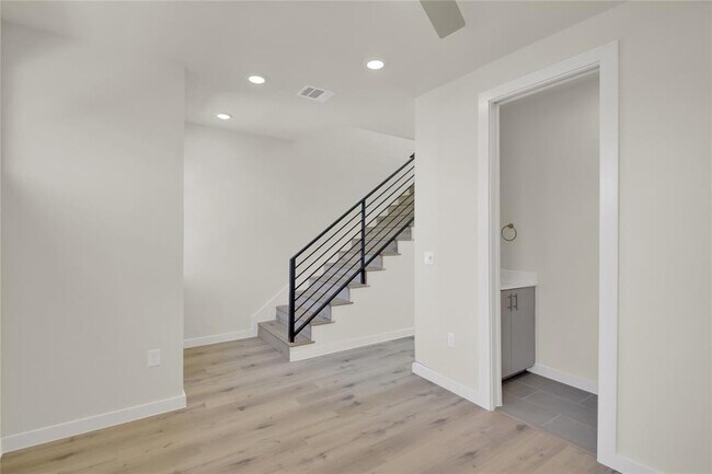 Building Photo - 6802 Montana St